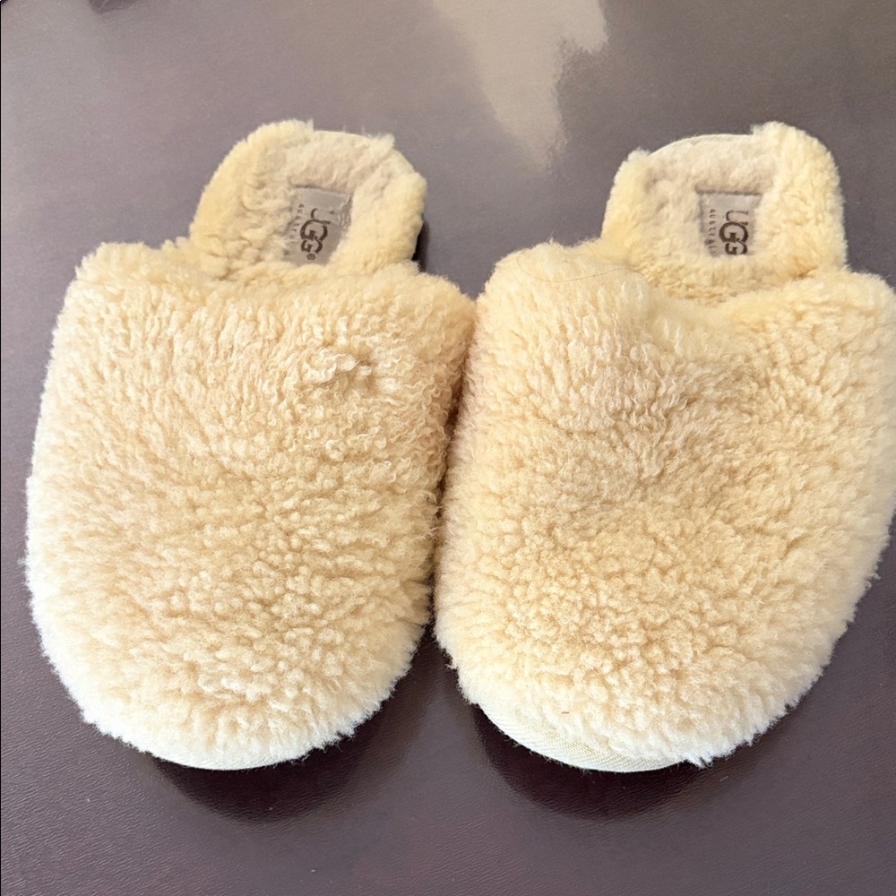 UGG Woman’s Slip-In Slippers in Cream. Size 8